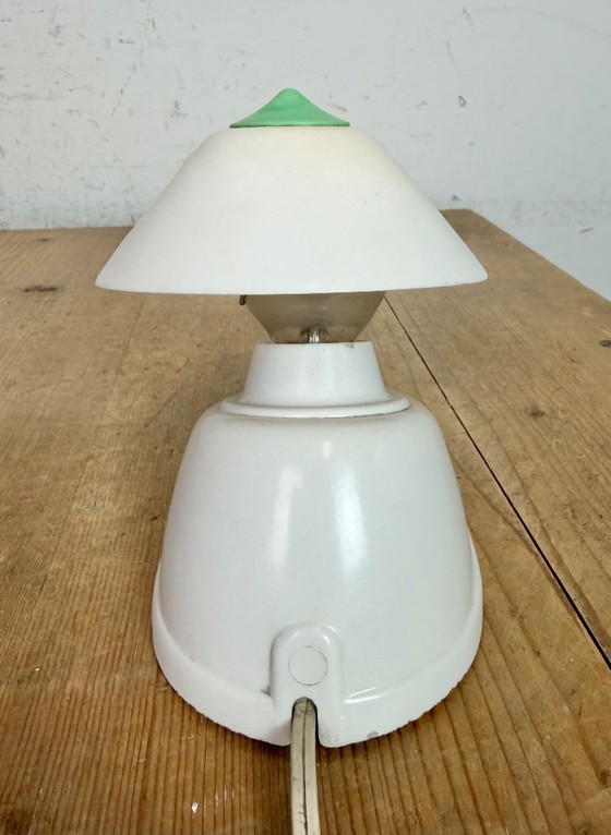 Image 1 of Lampada da tavolo vintage in bachelite bianca di Elektrosvit, anni '50