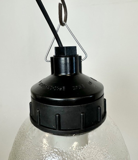 Image 1 of Lampada a sospensione industriale in bachelite con vetro smerigliato, anni '70