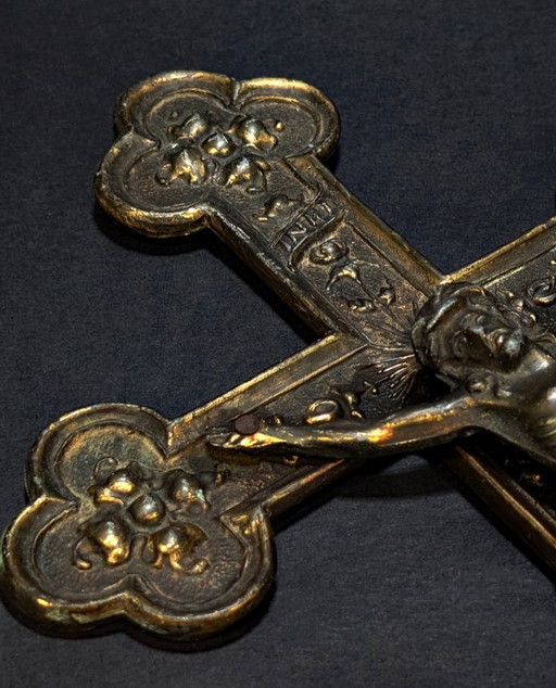 Crocifisso antico in bronzo – Cristo in rilievo – Croce decorata, XIX secolo – decoratieve objecten, Bronze (photo 2 of 8)