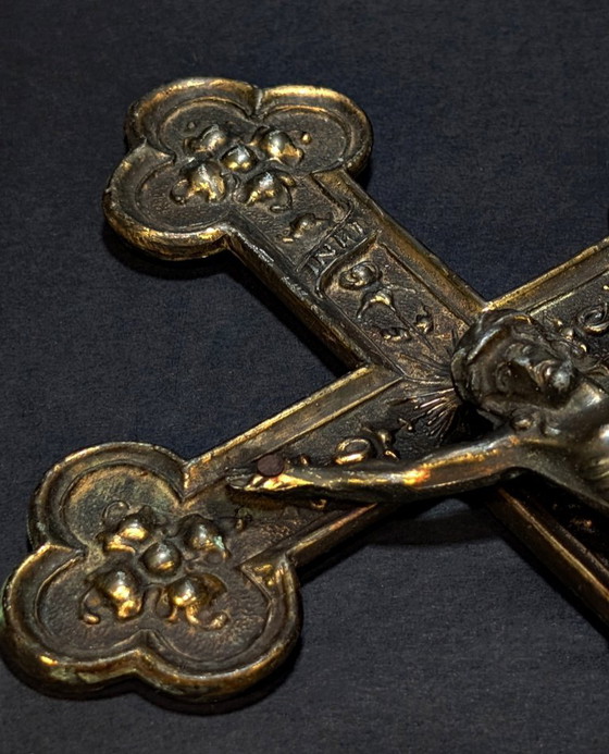 Crocifisso antico in bronzo – Cristo in rilievo – Croce decorata, XIX secolo – Oggetti decorativi, Bronze (photo 2 of 8)