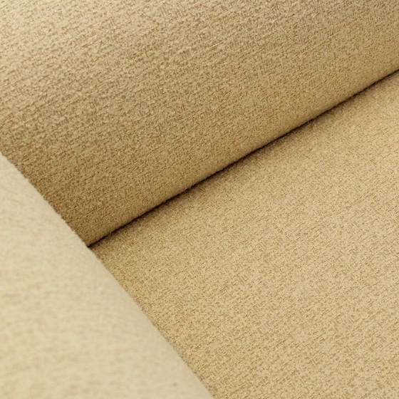 Image 1 of Sofá de tres plazas "Bastiano" restaurado en bouclé blanco roto y nogal, de Afra y Tobia Scarpa para Gavina, 1966