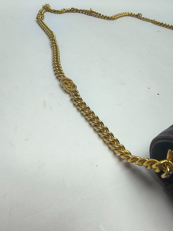 Image 1 of Rara borsa a tracolla vintage Gucci in pelle scamosciata e pelle con catena GG dorata e ciondolo con stemma – Made in Italy