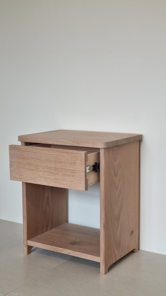 Image 1 of 2 x Beistelltische aus massiver Eiche