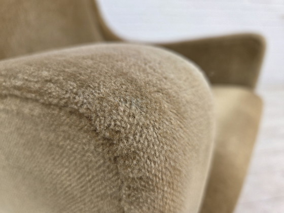 Image 1 of Fauteuil danois des années 1970, velours d'ameublement vert original, pieds en bois de teck