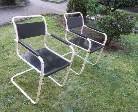 Image 1 of Een paar tuinstoelen van ijzer en hout uit het midden van de 20e eeuw, beschilderd.