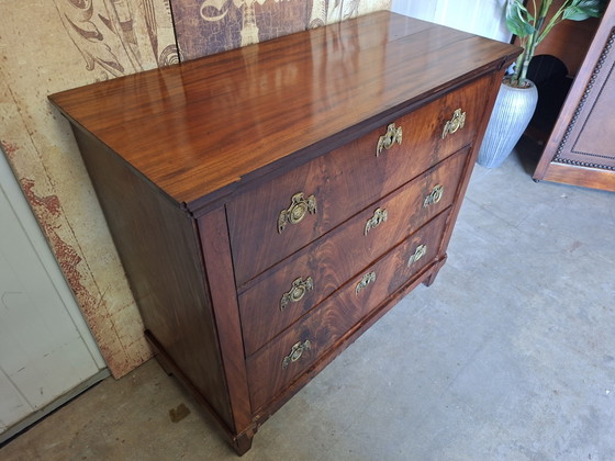 Image 1 of Antieke ladekast, commode, dressoir, met mooi beslag,  fineerschade afm. 99x45cm en 78cm hoog.