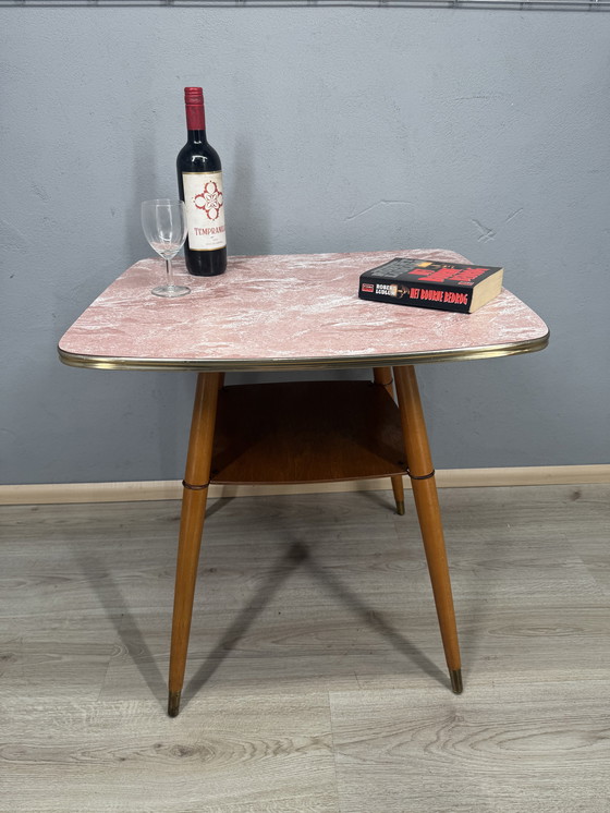 Image 1 of Table d'appoint pivotante vintage – Plateau en formica aspect marbre rose – Style années 50