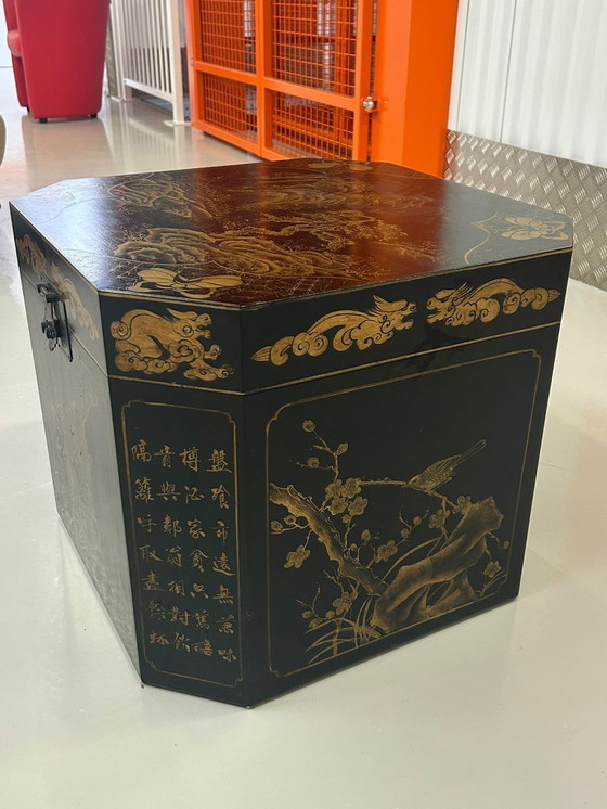 Image 1 of Zwei antike asiatische achteckige Lacktruhen mit goldfarbenen Abbildungen.