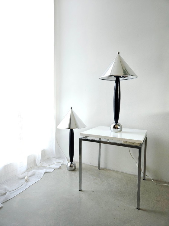 Image 1 of 1 van 2 stilistische vintage tafellamp met aluminium kap, minimalistische lamp met geometrische vormen; nog 2 beschikbaar