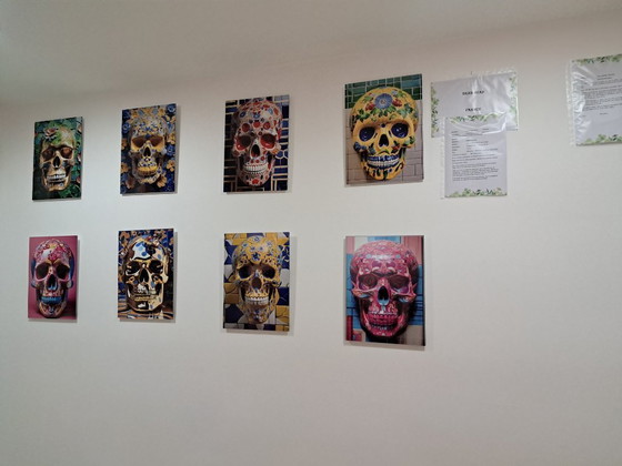 Image 1 of DEAD HEAD - Teschio con fiori di Delft - Stampa su lastra di alluminio