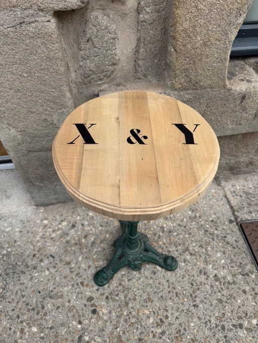 Pedestal table