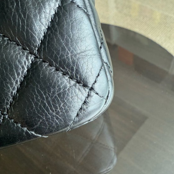 Image 1 of Borsa Chanel Classic Flap Seasonal Medium - Rock The Corner in pelle di vitello trapuntata nera con finiture dorate, serie 24