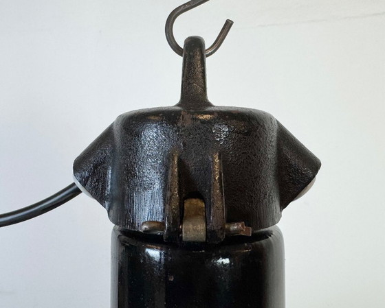 Image 1 of Grande lampe industrielle en émail noir avec abat-jour en fonte, années 1950