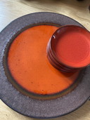 Piatto da portata con lava incandescente e piattini.