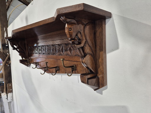 Perchero de pared Art Déco de roble con adornos de ardillas.