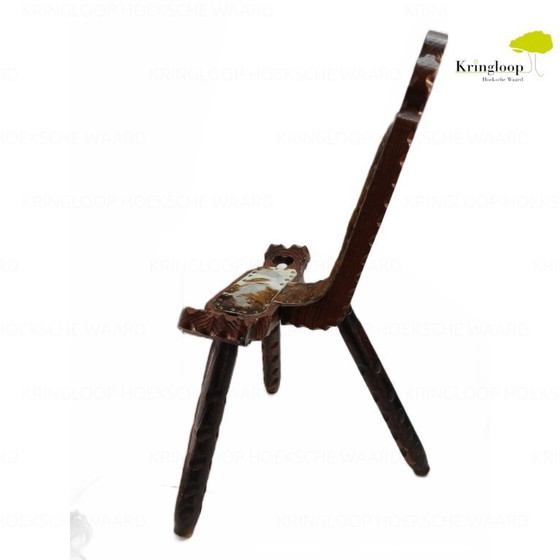 Image 1 of Silla/taburete español de 3 patas con asiento de piel de vacuno
