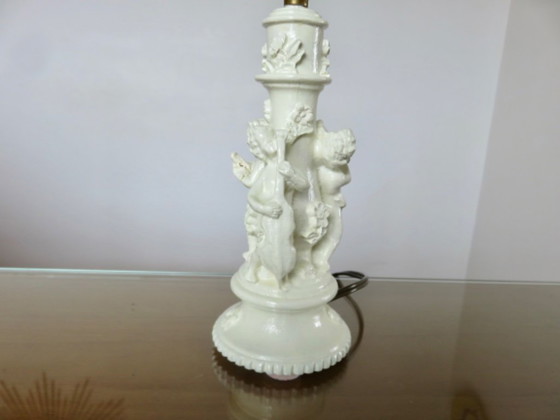 Image 1 of Par de lámparas de mesilla con forma de querubines, en resina blanca, 1970.