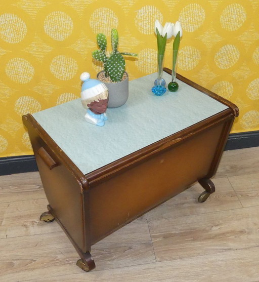 50er Jahre Nähkasten Kefer Kleinmöbel München Aufbewahrung auf Rollen Nähkorb Nähwagen sixties mid century retro vintage