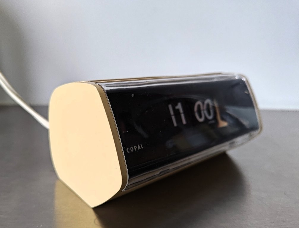 Copal Flip Clock model 222 60's page age design | €85 | Whoppah