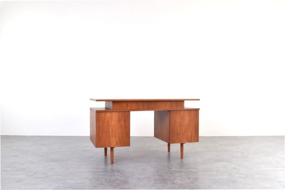 Image 1 of Schreibtisch aus Teakholz aus der Mitte des 20. Jahrhunderts, 1960er Jahre.