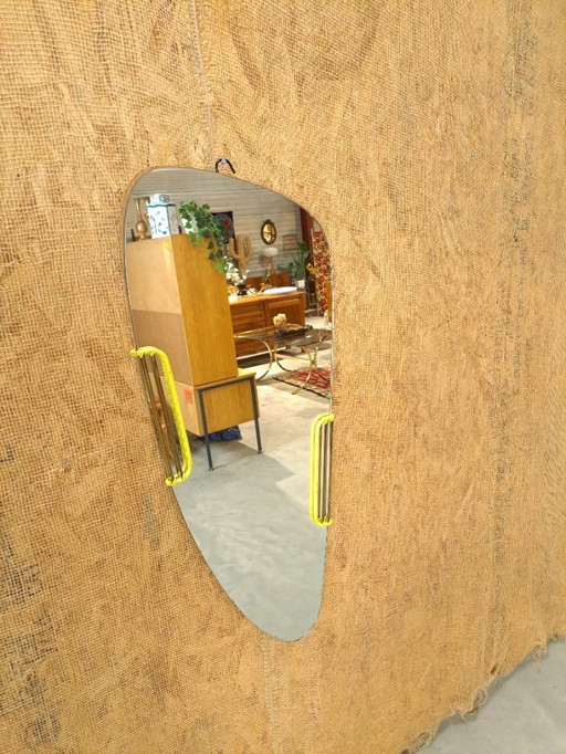 Spiegel met gele kunststof details