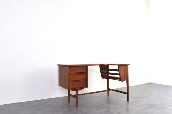 Image 1 of Bureau danois en teck en forme de rein, style milieu du XXe siècle, années 1960.