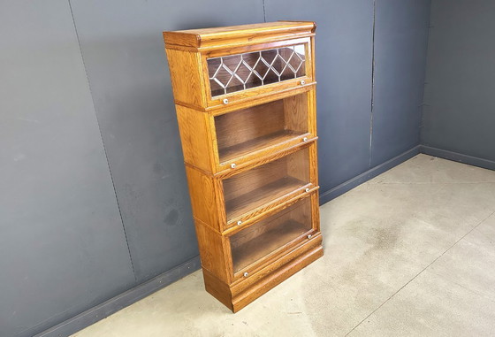 Image 1 of Bibliothèque d'avocat à quatre niveaux en chêne avec vitraux