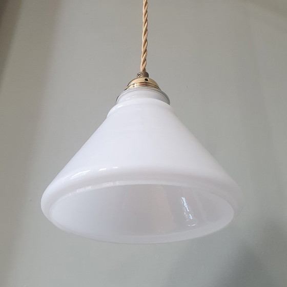 Image 1 of Lampada a sospensione vintage in vetro opalino bianco a forma di imbuto decorativo