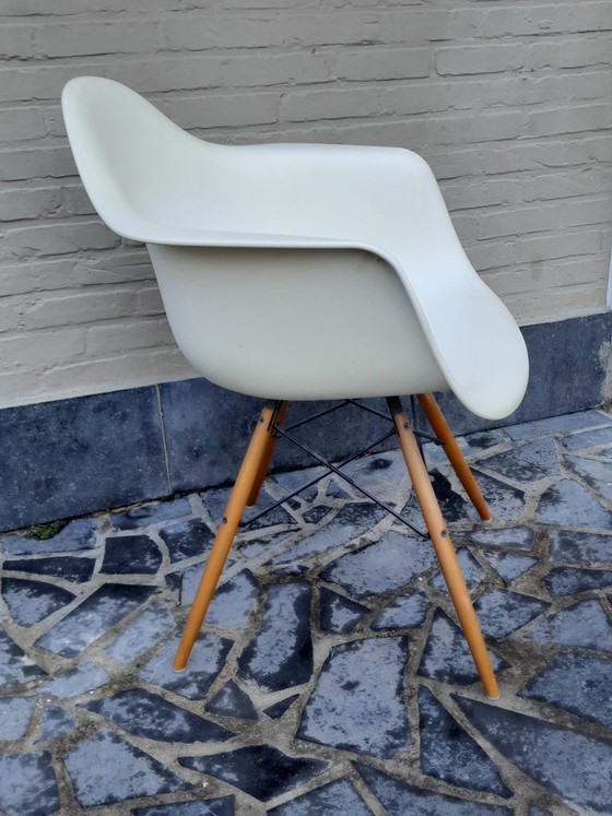 Vitra Eames Plastic Armchair, disegnata da Charles & Ray Eames, crema, Poltrone, Plastica, Legno (foto 3 di 8)