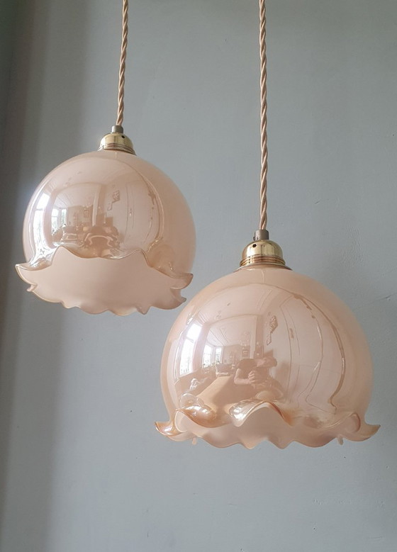 Image 1 of Ensemble vintage de lampes suspendues en opaline en forme de gobelet avec un éclat nacré.