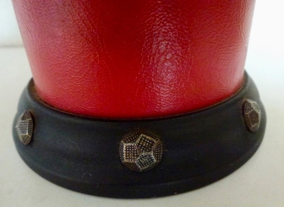 Dispensador de cigarrillos antiguo con forma de casco y caja de música. – Objetos decorativos, Metal, Brass (photo 6 of 8)