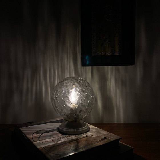Image 1 of Lámpara de techo o pared con globo de cristal craquelado de 15 cm y rosetón de montaje de porcelana.