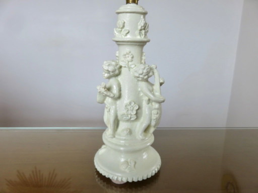 Par de lámparas de mesilla con forma de querubines, en resina blanca, 1970.