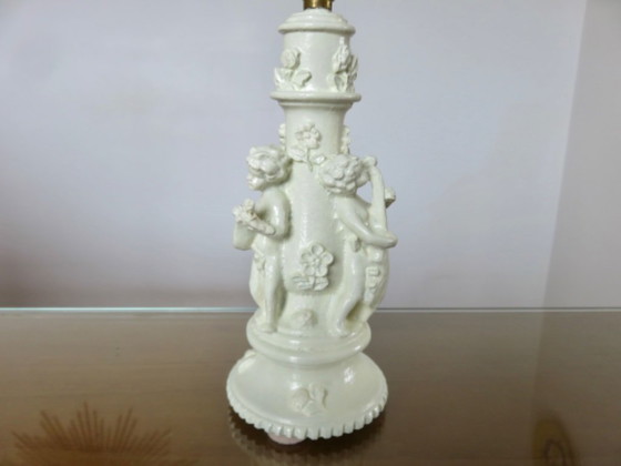Image 1 of Par de lámparas de mesilla con forma de querubines, en resina blanca, 1970.