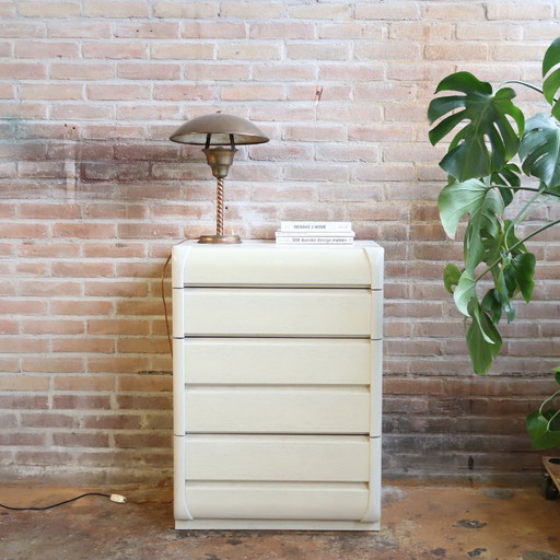 Cómoda vintage en un espacio posmoderno