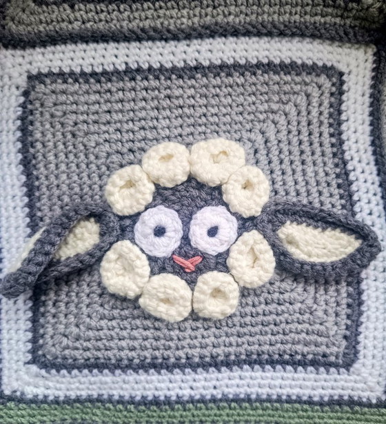 Image 1 of Handgemaakte gehaakte dieren deken 30 vierkantjes