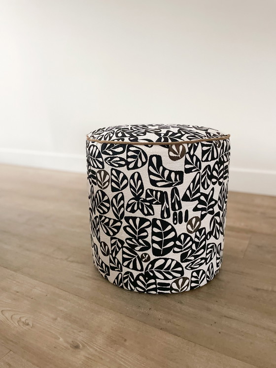 Image 1 of Pouf revisité - noir et blanc - retapissé - pièce unique