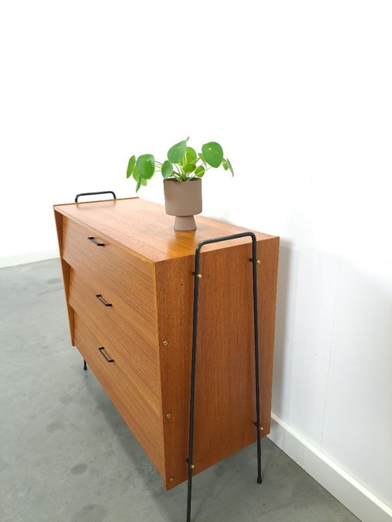 Image 1 of Scarpiera di design in teak Ilse con gambe in metallo nero