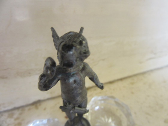 Image 1 of 2 recipientes para salero y pimentero con forma de ángeles querubines de cristal y metal negro (a uno de ellos le falta un ala) 