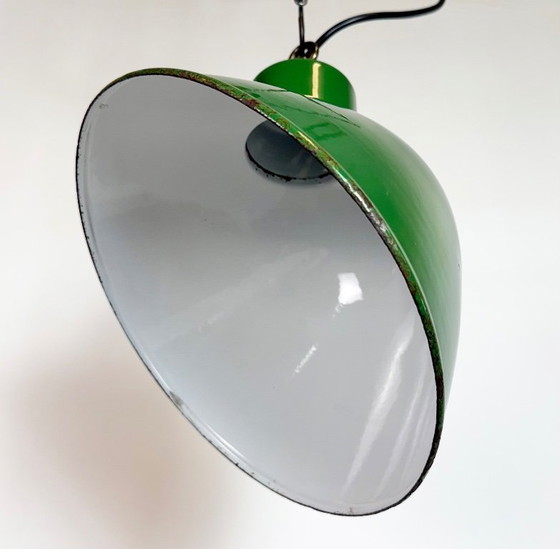 Image 1 of Industriële Britse hanglamp van groen emaille, jaren 60