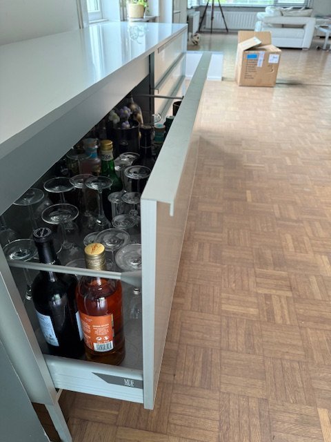 Image 1 of Aparador bajo elegante fabricado en MDF Italia (aluminio)