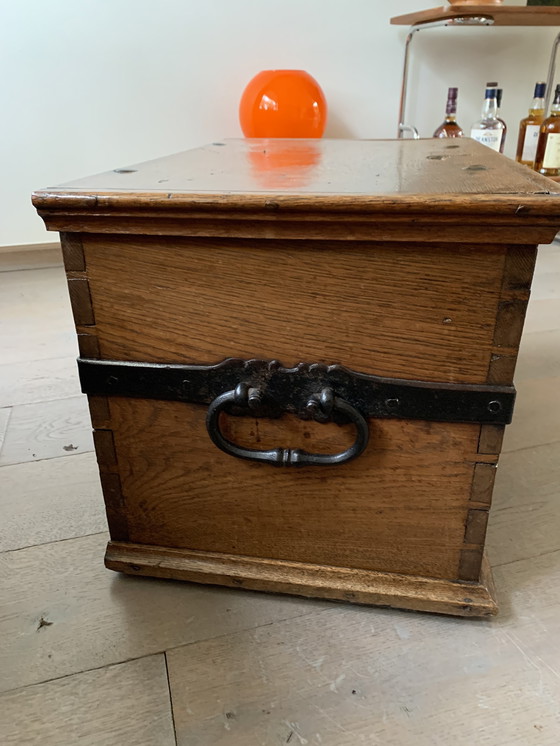 Image 1 of Tirelire ancienne en chêne