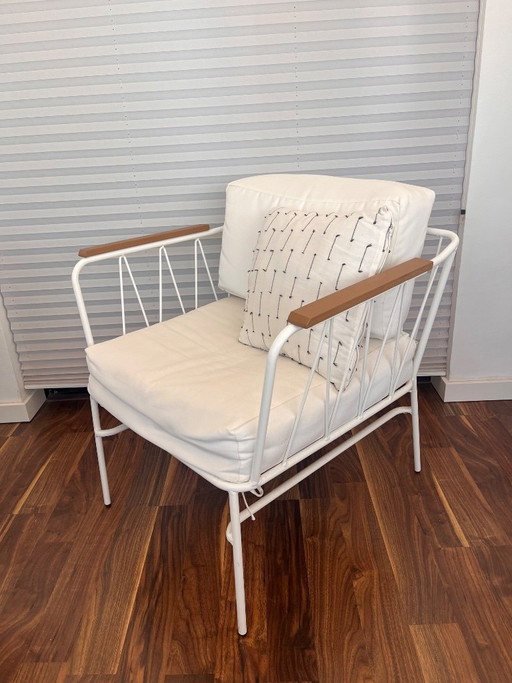 Weißer Sessel mit Metallgestell und Armlehnen aus Holz