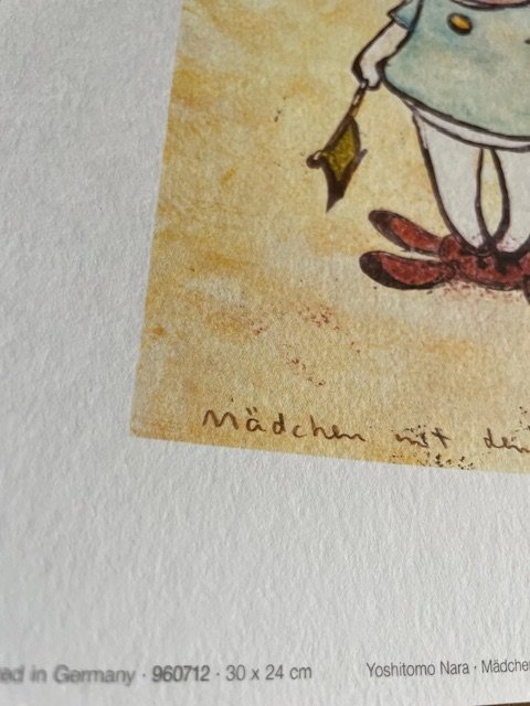 Image 1 of Yoshimoto Nara, Mädchen Mit Den Winkerflaggen, 1996, Copyright Yoshimoto Nara 2002, Impreso en Alemania