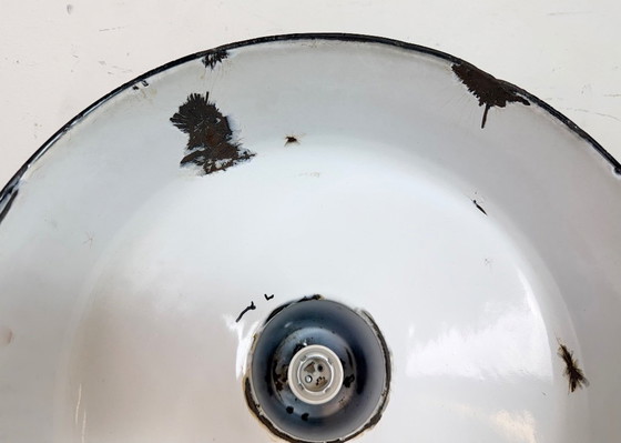 Image 1 of Industriële zwarte geëmailleerde fabriekslamp met gietijzeren bovenkant, jaren 50