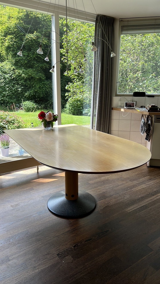 Image 1 of Arco Diabolo mesa de comedor nogal pata de columna de granito