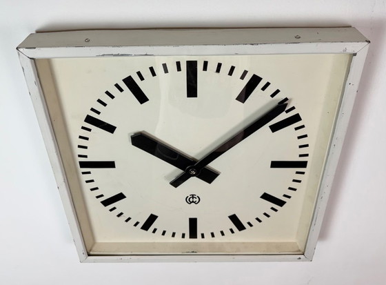 Grande horloge murale carrée blanche de style industriel, de CTW, 1960 – Pendules, Glass, Iron (photo 6 of 19)
