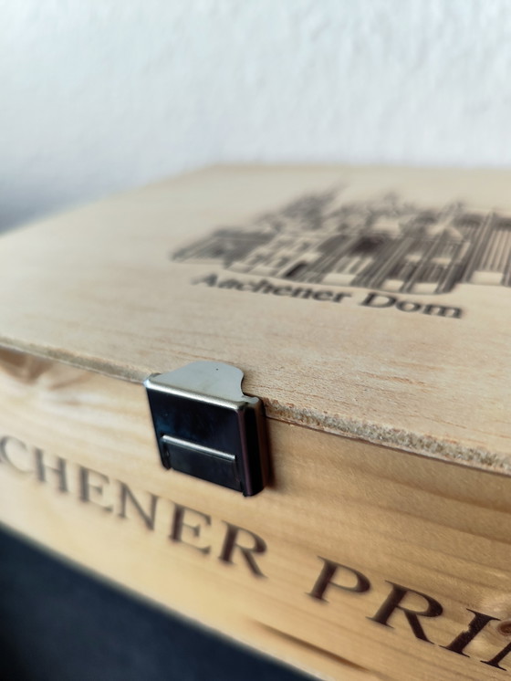 Image 1 of Wooden box of Aachener Printen (gingerbread) with Aachen Cathedral engraving, metal clasp, vintage.