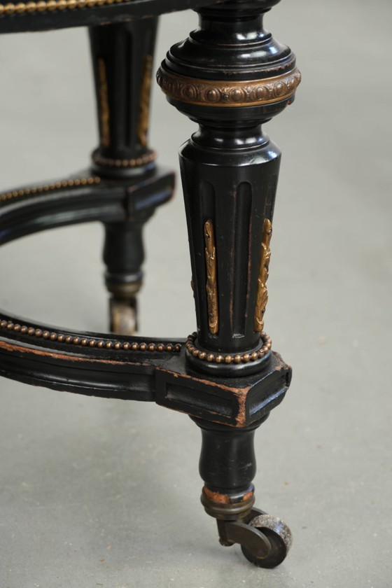 Antiker englischer Hocker mit rotem Stoffbezug und schwarzem Holzgestell mit goldfarbenen Details – Wood (photo 11 of 11)