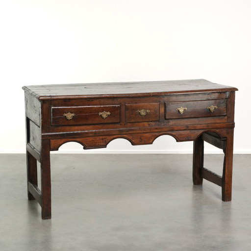 Schönes und elegantes englisches Sideboard aus dem frühen 18. Jahrhundert aus Eichenholz mit schönen Details und einer schönen P